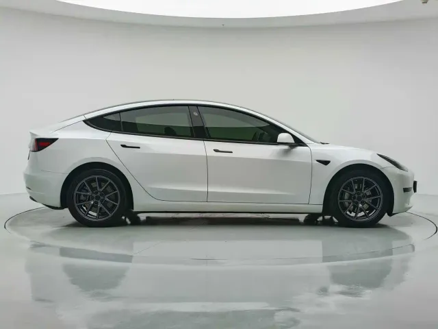 Tesla Model 3 — Фото автомобиля 8