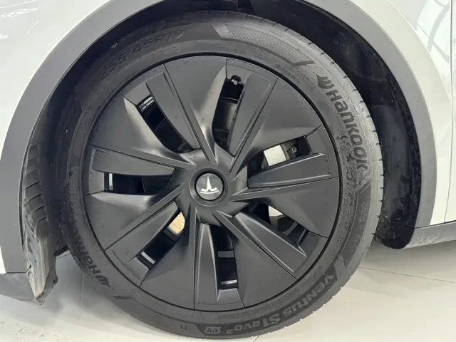 Tesla Model Y — Фото автомобиля 15