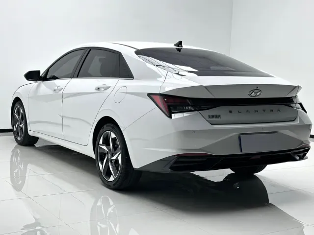 Hyundai Elantra — Фото автомобиля 4