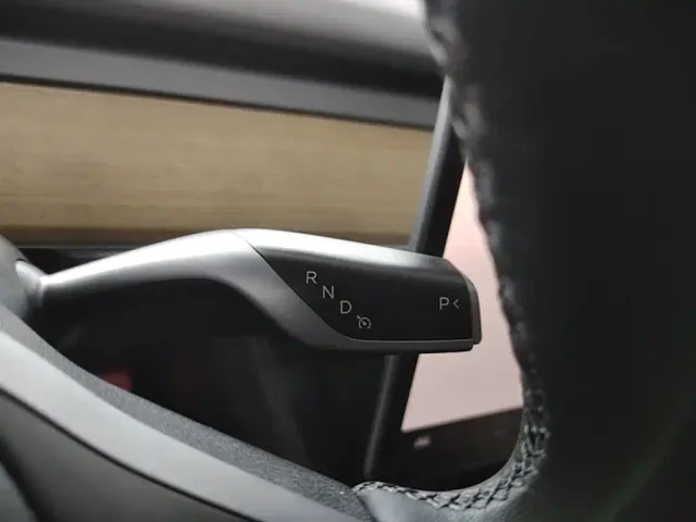 Tesla Model Y — Фото автомобиля 13