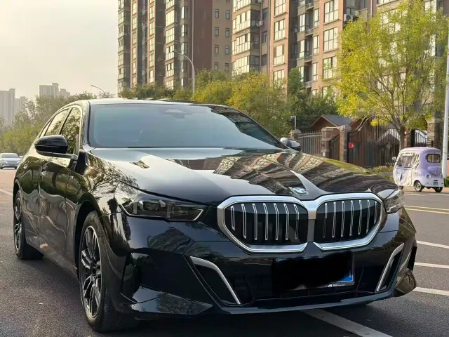 BMW 5 Series — Фото автомобиля 3