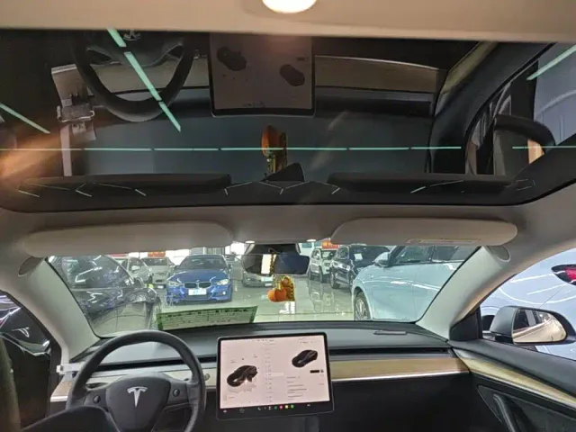 Tesla Model 3 — Фото автомобиля 17
