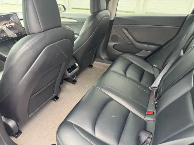 Tesla Model 3 — Фото автомобиля 12