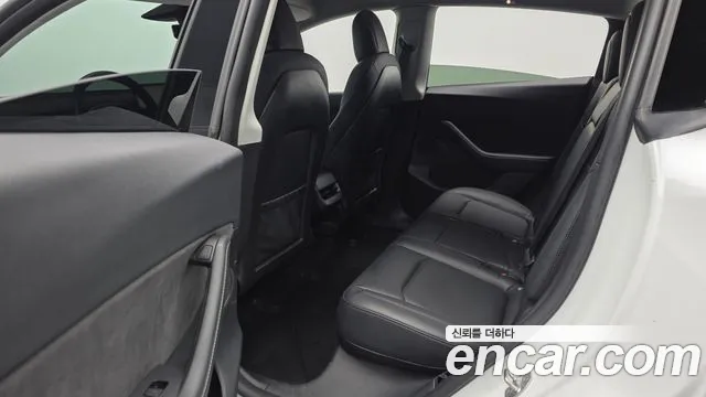 Tesla Model Y — Фото автомобиля 16