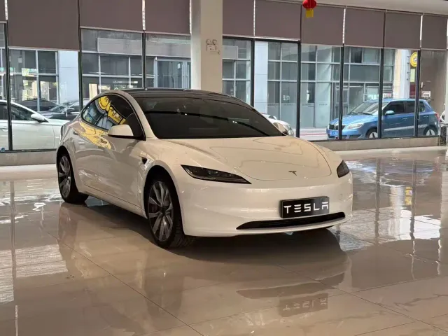Tesla Model 3 — Фото автомобиля 3