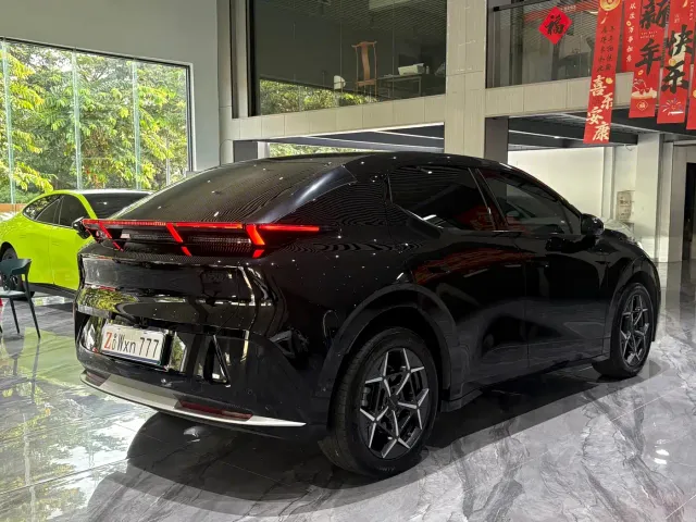 Lynk & Co Z20 — Фото автомобиля 29