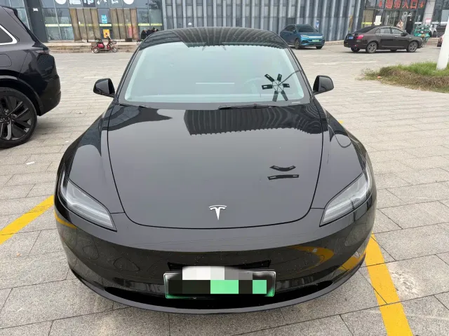 Tesla Model 3 — Фото автомобиля 3