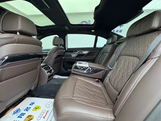 BMW 7 Series — Фото автомобиля 12