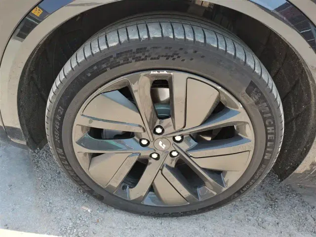 Li Auto L9 — Фото автомобиля 24