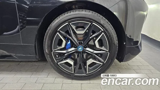 BMW iX — Фото автомобиля 6