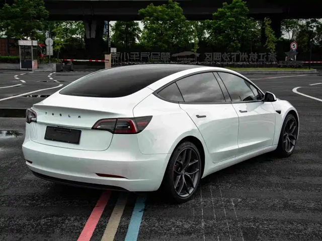 Tesla Model 3 — Фото автомобиля 8