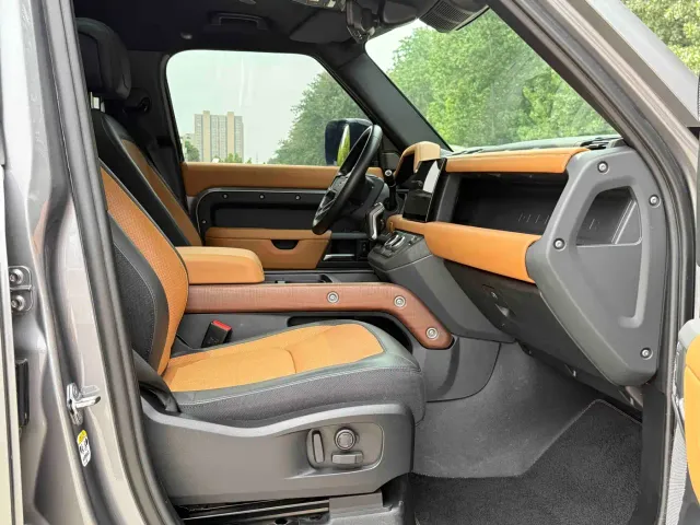 Land Rover Defender — Фото автомобиля 10