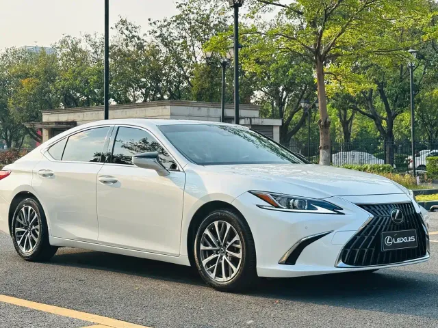 Lexus ES — Фото автомобиля 3