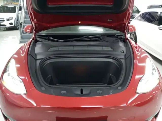 Tesla Model Y — Фото автомобиля 19