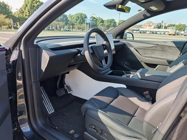Tesla Model Y L — Фото автомобиля 2