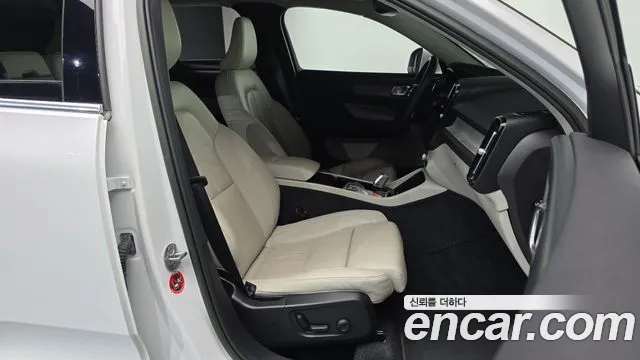 Volvo XC40 — Фото автомобиля 11