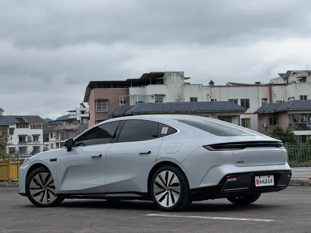 Geely Galaxy E8 — Фото автомобиля 12