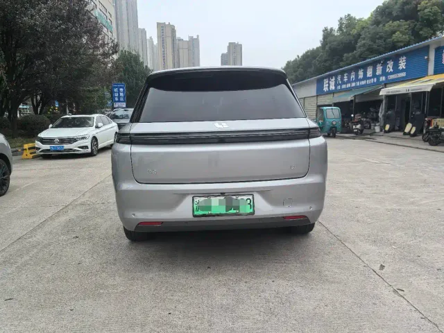 Li Auto L8 — Фото автомобиля 5