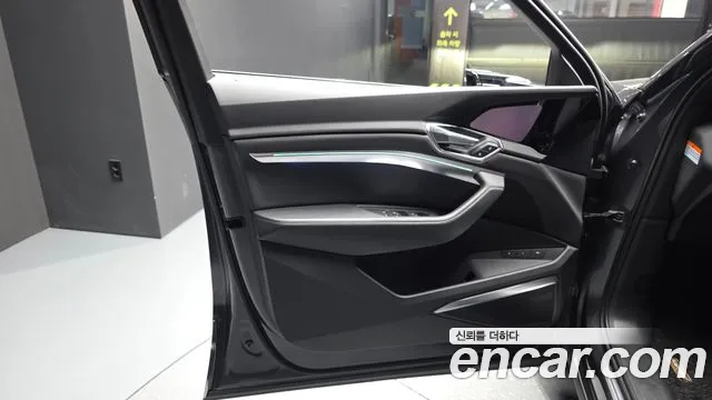 Audi e-tron — Фото автомобиля 24
