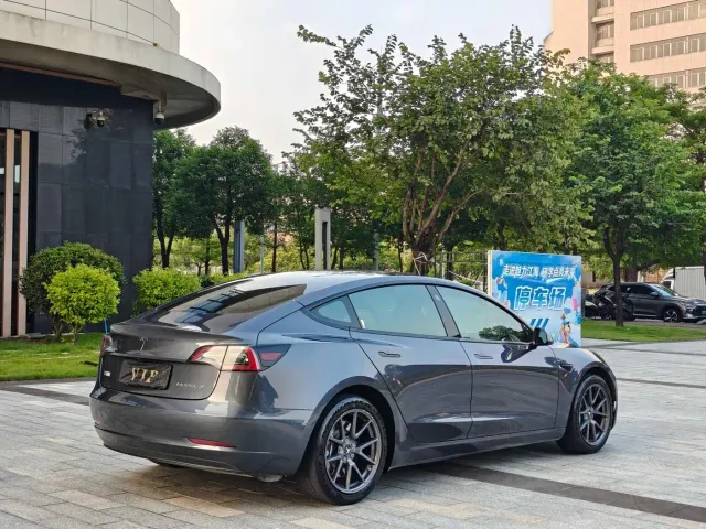 Tesla Model 3 — Фото автомобиля 16
