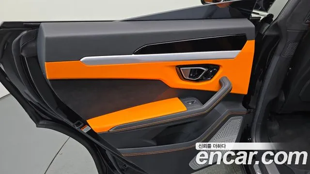 Lamborghini Urus — Фото автомобиля 14
