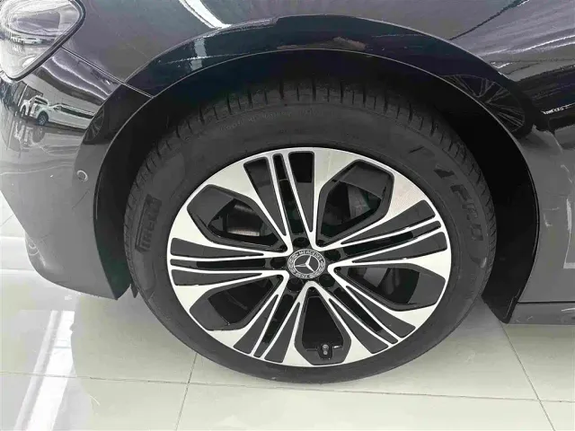 Mercedes-Benz E-Class — Фото автомобиля 5