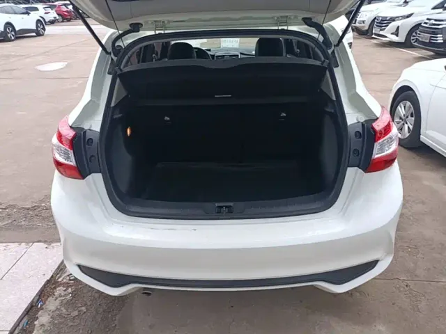 Nissan Tiida — Фото автомобиля 18