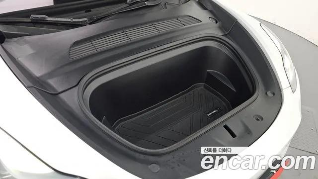 Tesla Model Y — Фото автомобиля 9