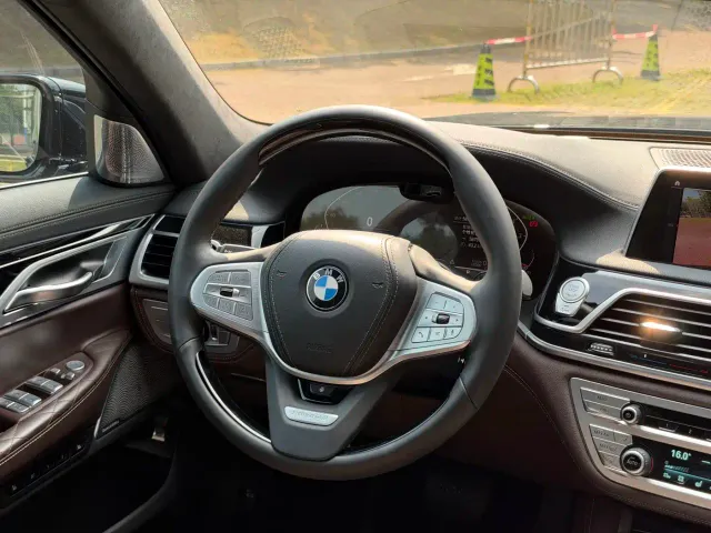 BMW 7 Series — Фото автомобиля 14