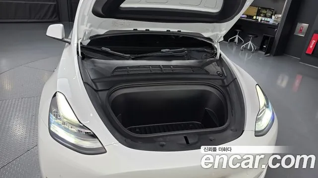 Tesla Model Y — Фото автомобиля 6