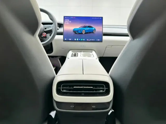 Xiaomi SU7 — Фото автомобиля 17
