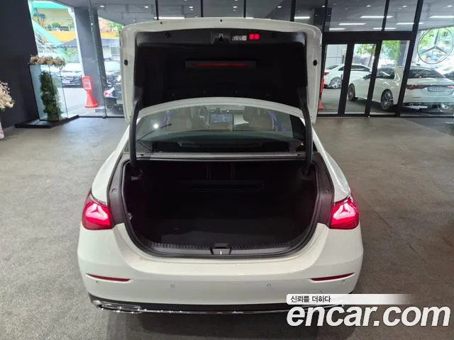Mercedes-Benz E-Class — Фото автомобиля 16