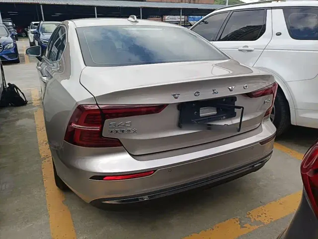 Volvo S60 — Фото автомобиля 5
