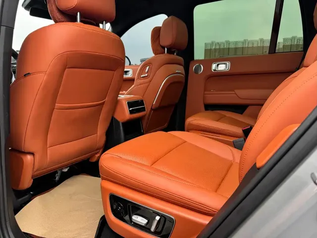 Li Auto L8 — Фото автомобиля 12