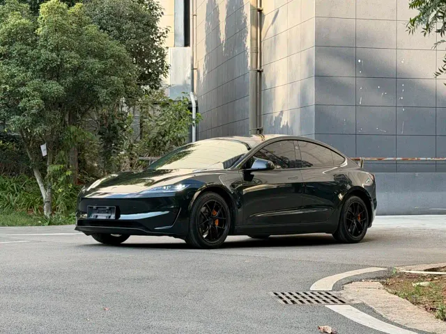 Фотография автомобиля — Tesla Model 3