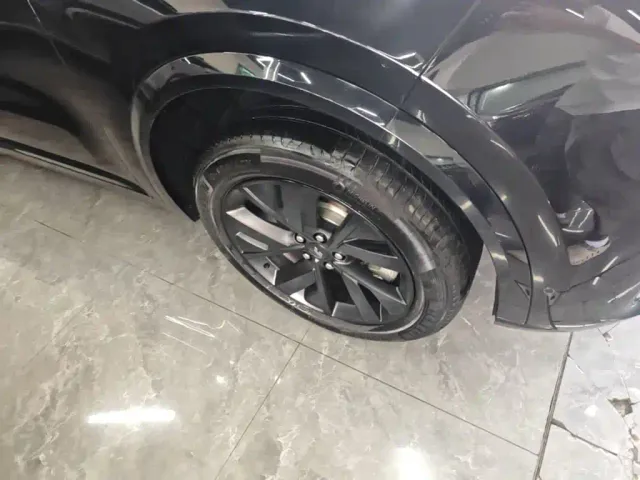 Li Auto L8 — Фото автомобиля 22