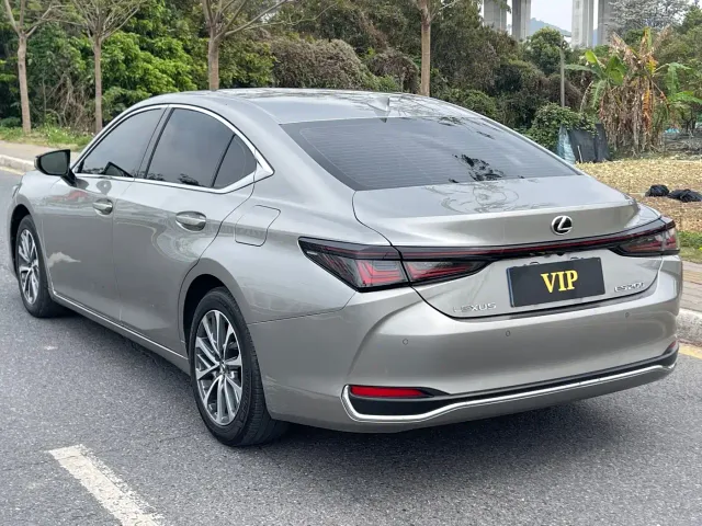 Lexus ES — Фото автомобиля 4