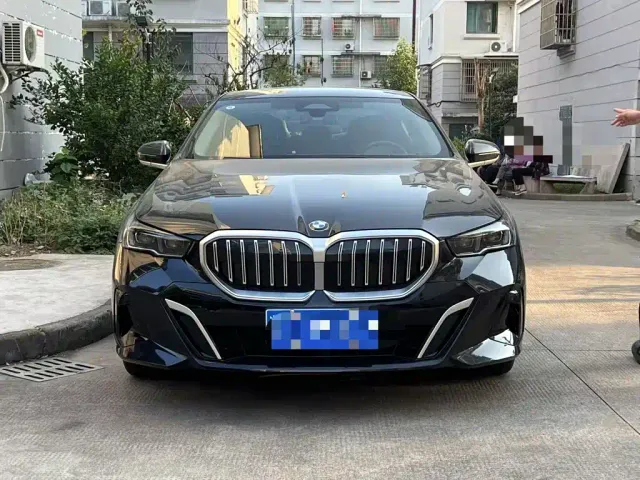 BMW 5 Series — Фото автомобиля 6