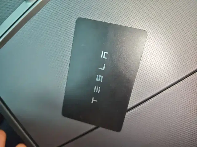 Tesla Model 3 — Фото автомобиля 8