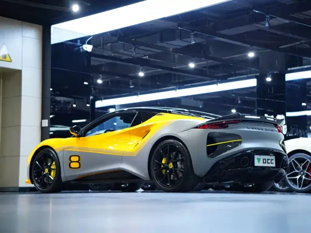 Lotus Emira — Фото автомобиля 5
