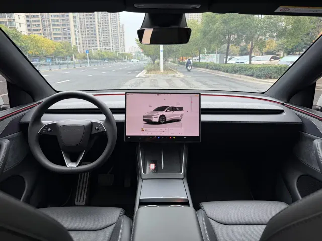 Tesla Model Y L — Фото автомобиля 4