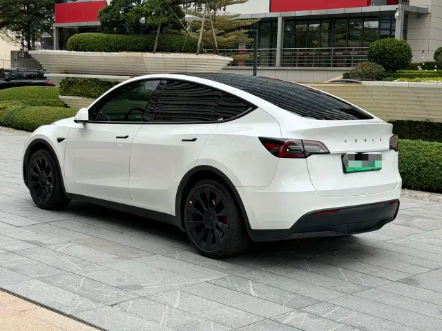 Tesla Model Y — Фото автомобиля 5