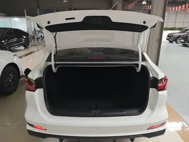 Roewe i5 — Фото автомобиля 18