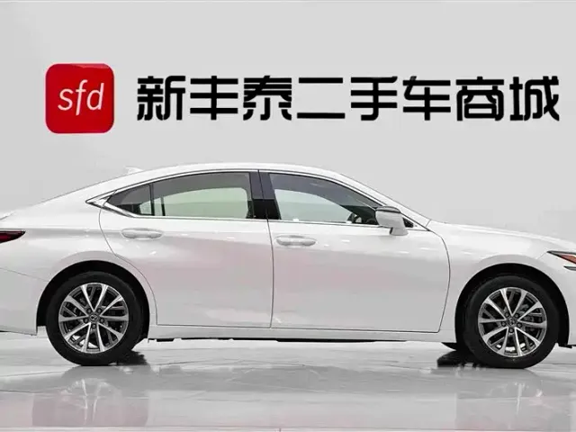 Lexus ES — Фото автомобиля 3