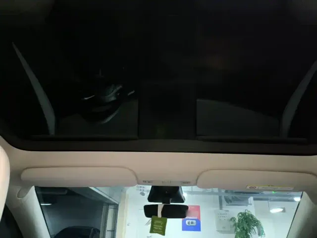 Tesla Model Y — Фото автомобиля 17
