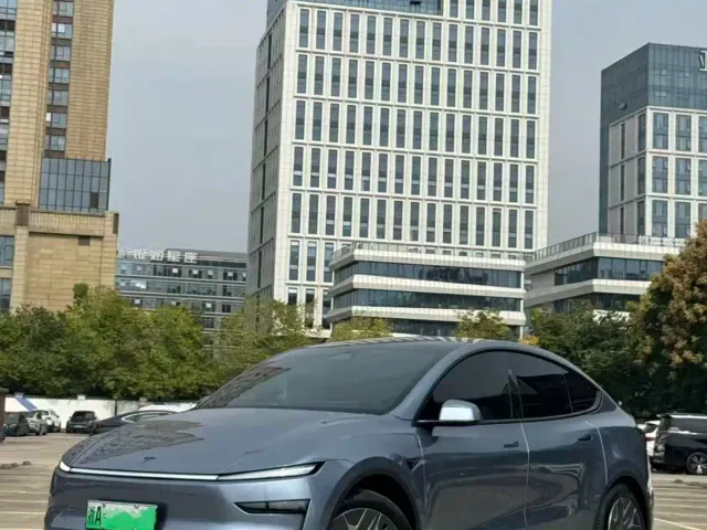 Tesla Model Y L — Фото автомобиля 2