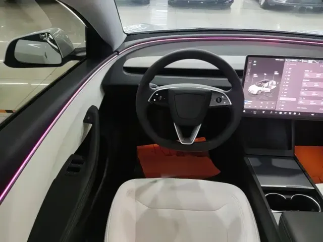 Tesla Model 3 — Фото автомобиля 10
