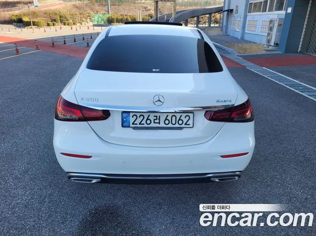 Mercedes-Benz E-Class — Фото автомобиля 4