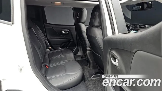 Jeep Renegade — Фото автомобиля 12