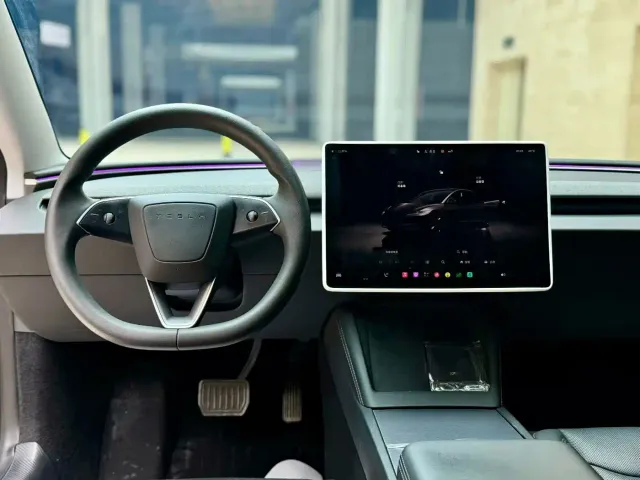 Tesla Model 3 — Фото автомобиля 5